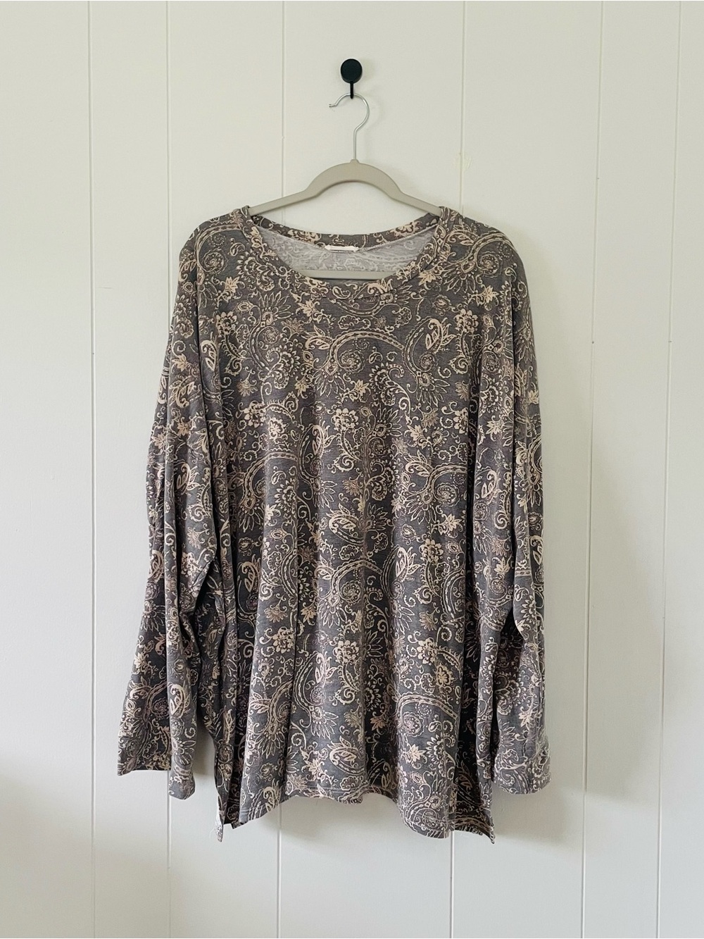 Relaxed Paisley Long-Sleeve Tee in Gray